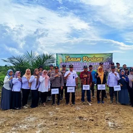 Tanam Perdana Jagung Manis dan Kacang Tanah Program Ketahanan Pangan Desa Gunung Ulin Tahun 2025